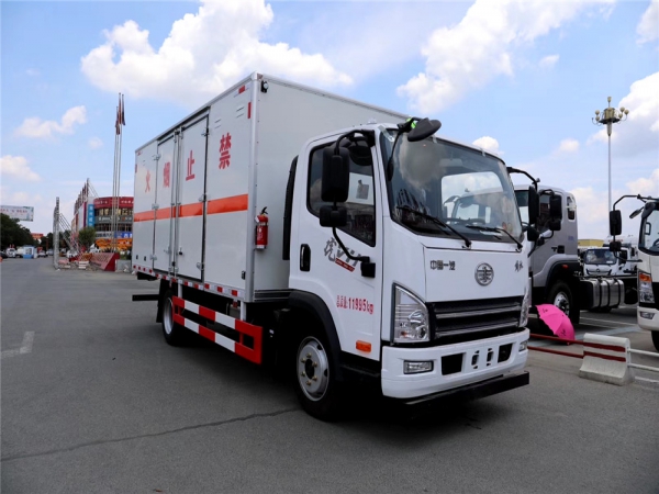 国六跃进112马力易燃液体厢式运输车（汽油机）