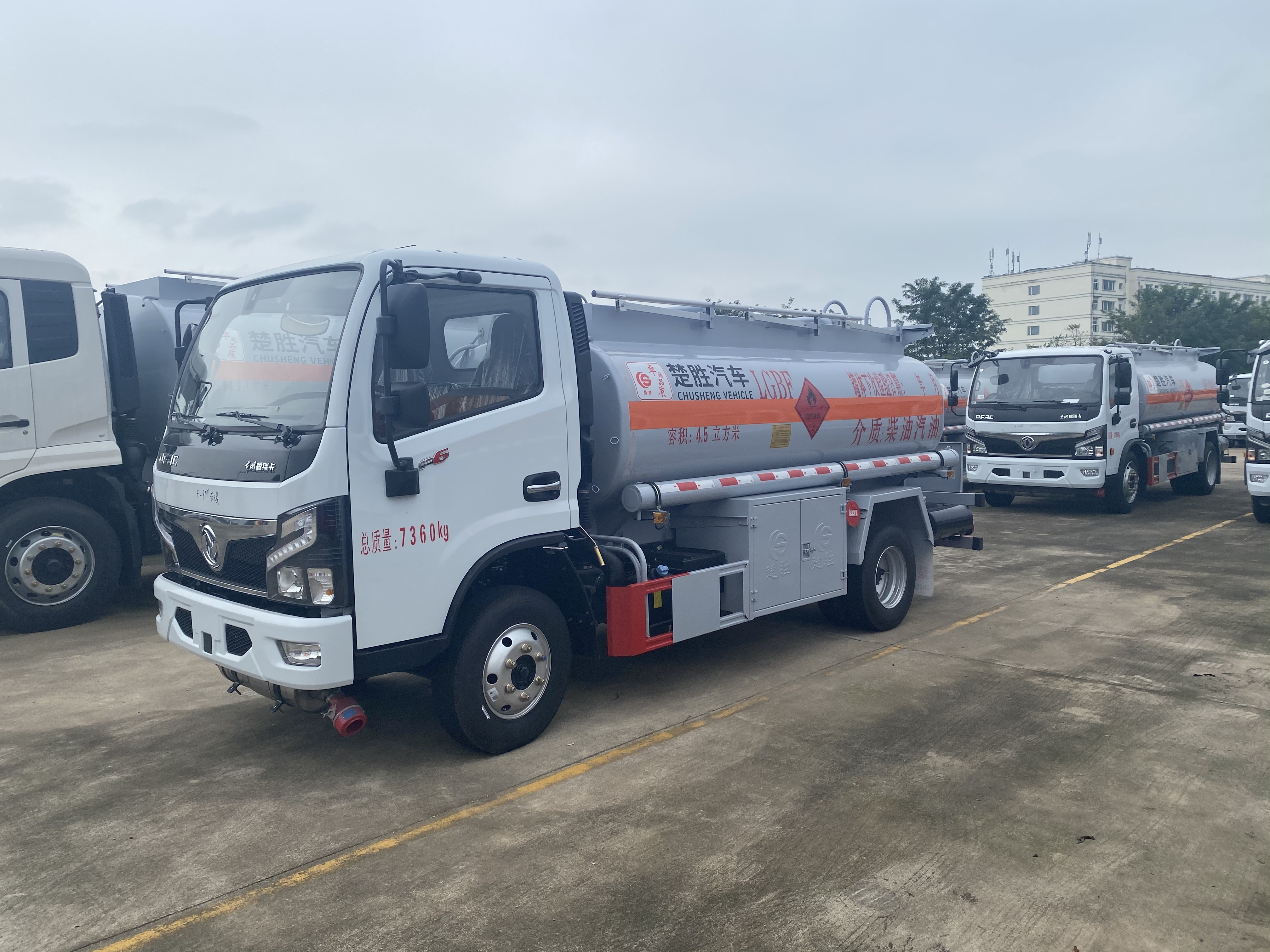 4.5方东风多利卡加油车